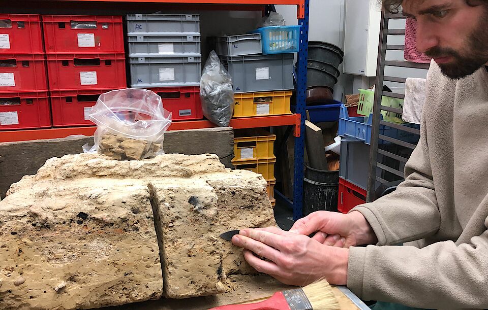 Die XXL-Blockprobe aus der Platzanlage von Aachen wird für geoarchäologische und archäobiologische Untersuchung beprobt.