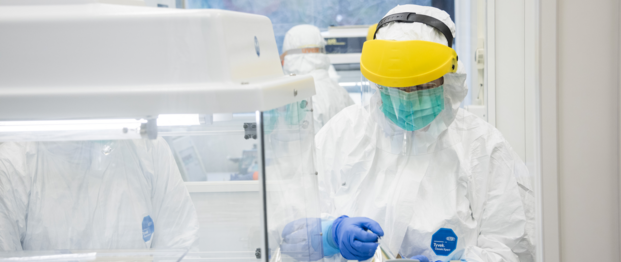 Prof. Dr. Verena Schünemann isoliert prähistorische DNA im Labor. (Foto: Corina Steiner, IEM UZH)