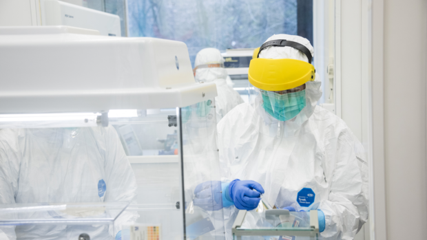 Prof. Dr. Verena Schünemann isoliert prähistorische DNA im Labor. (Foto: Corina Steiner, IEM UZH)